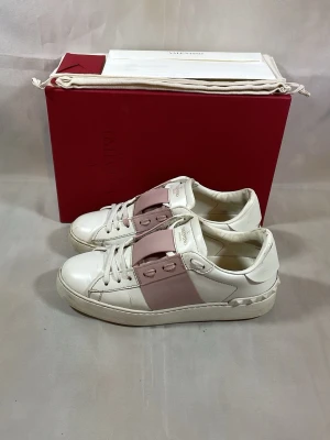 Valentino Open Rosa  - Valentino opens Rosa för damer. Storlek 37,5!!!  Medföljer box,dustbag och kvitto. Dom är i hyfsat skick förutom några rivmärken vid tårna. Vid mer frågor eller bilder är det bara att skriva!