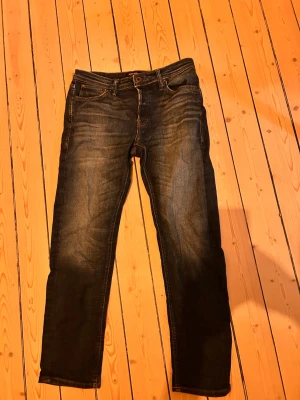 Jack Jones Mike Tapered - Ett par jeans som jag nu säljer för att få lite pengar. 32/32, knappt använda över huvud taget. 