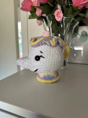 Virkad Fru Potts - Virkad Fru Potts från skönheten och odjuret. Ca 15 cm hög. Den har säkerhetsögon som inte är lämpliga för barn under 3 år💗
