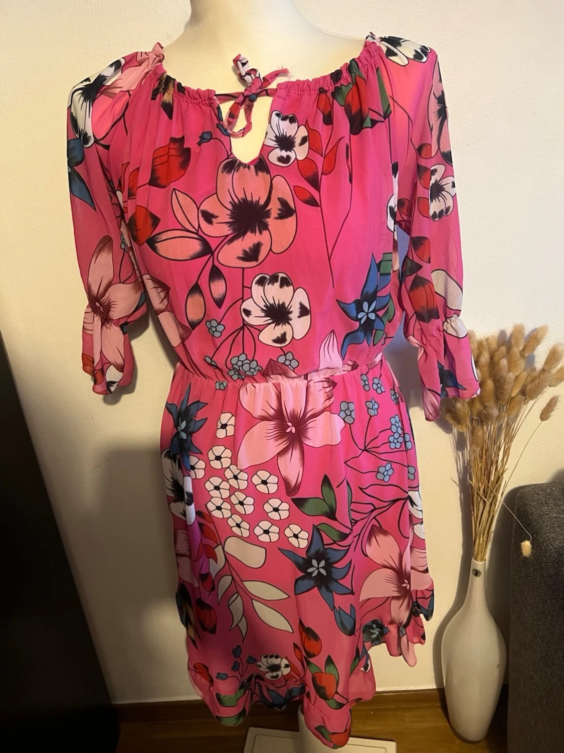 Blommig rosa kortklänning med knyt