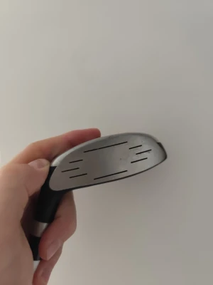 Spalding hybrid (aldrig använd) - Golfklubba av modellen Spalding Executive 4H. Klubban har ett metallhuvud med svarta och röda detaljer samt tydliga linjer på träffytan. Perfekt för dig som vill komplettera golfsetet med en hybridklubba. Helt sprillans ny aldrig använt