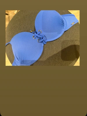 Blå ribbad bikiniöverdel med snörning - Använd 1 gång. 75A
