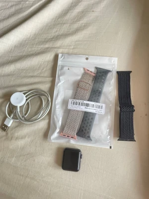 Apple Watch Series 3 med tillbehör  - Apple Watch Series 3 med alla tillbehör som behövs, du får med själva klockan, 3 armband och 1 laddare, allt funkar som de ska 🌸