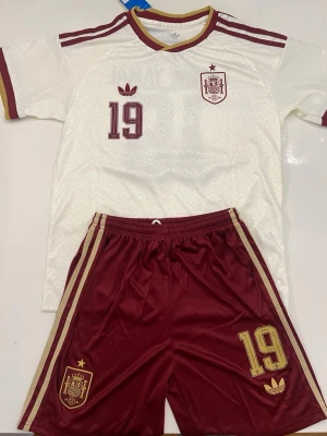 Lamine Yamal Spanien Borta Vm 2026 Barnset  - Fotbollströjor och shorts. Helt ny och oanvänd, med tag kvar. Detaljrik i inofficiell version. Ca 158-160cm