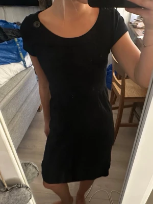 Svart klänning från MOM by Lindex - En enkel och stilren svart klänning från MOM by Lindex i storlek XS. 
