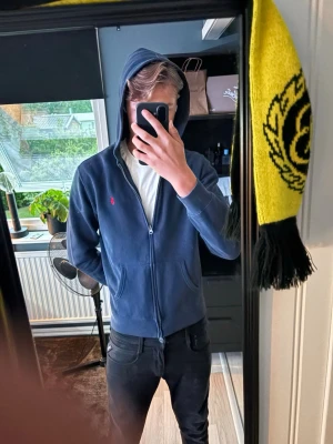 Mörkblå zip hoodie från Polo Ralph Lauren - Säljer nu min Ralph lauren hoodie då den blivit för liten för mig. Jag är 186 cm så den skulle nog passa någon som är ca 165-175. Om det skulle va något är det bara att kontakta mig!🙌