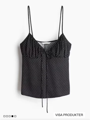 H&M slutsåld fin topp - Helt ny. Slutsåld på hemsidan. köpte den av nån annan här på plick, men tyvärr var den för liten vid bysten. skulle rekommendera för a och b kupa.