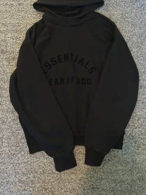 Essentials fear of god hoodie - En essentials fear of god hoodie som jag har använt 1 gång. Skriv för mer information!!