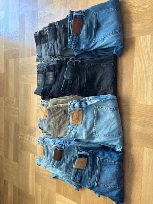 Flera par jeans i olika färger - Jeans paket för den som vill återförsälja eller bunkra upp garderoben för bra pris!     12 par jeans, blandade storlekar samt passformer. Storlekar mellan W30-31 och L30-34. Hör av er kring minsta fundering!