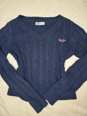 Hollister vintage stickad tröja - Skit snygg vintage Hollister tröja! Den sitter jättefint på och dessa är väldigt eftertraktade! Perfekt nu inför hösten så passa på!💕