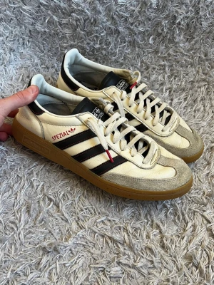 Adidas Spezial - Säljer ett par sköna Adidas Spezial sneakers! | Dom är i fint använt skick! | Storlek 43,5. | Ställ gärna frågor innan du köper!