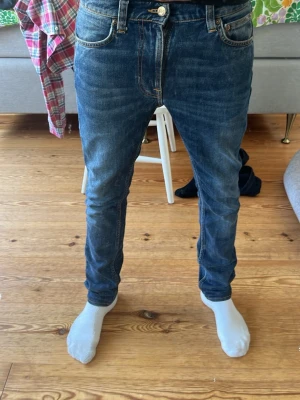 Nudie jeans - Tjo grabbs! Säljer nu mina Nudie jeans, modell lean Dean trouble sea🌊 Jeansen är sparsamt och knappt använda! OBS: kolla sista bilden då jeansen är lite insydda‼️