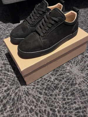 Christian Louboutin - Ett par svarta Christian Louboutins i storlek 41, använda väldigt få gånger pågrund av att dom var för stora. Kontakta mig om du har några frågor, har också äkthetsbevis för jag köpte från Vestiaire Collective. Passar för både killar o tjejer!    Priset kan diskuteras!