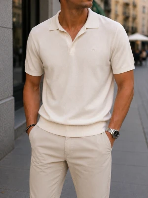 J.Lindeberg Ridge Rayon Silk Polo - Elegant stickad piké från J.Lindeberg i en stilren off white/cream-färg med diskret broderad logga på bröstet. Ett premiumplagg som passar perfekt till jeans, chinos eller linnebyxor. Den stickade kvaliteten ger ett exklusivt intryck och gör den perfekt för en clean och välklädd stil. ⸻ Passform Regular fit – bekväm passform med en stilren silhuett. Nypris! 1600:-