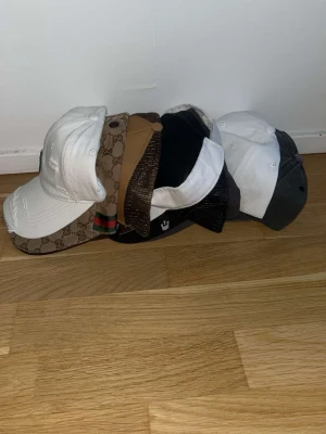 Kepsar, 120-200% profit för reselling eller eget bruk - Säljer ett gäng kepsar i olika färger och material, för dig som vill använda dom eller sälja vidare för en garanterad profit på 120-200% 