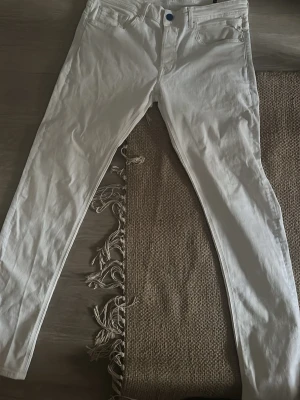 Vita replay jeans - Sjukt feta replay willbi jeans, knappt använda. Passar bäst 185 i längd men passar kortare och längre.