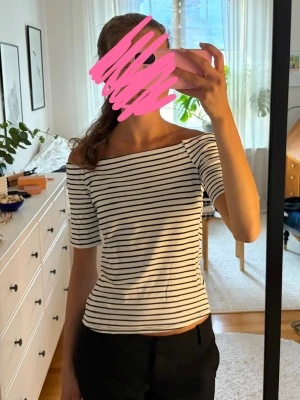 Randig offshoulder topp - En svart och vit randig offshoulder topp, med korta ärmar. En jättefin modell på toppen! Storlek S. Toppen är helt ny med prislappen kvar. Kontakta vid frågor 💕