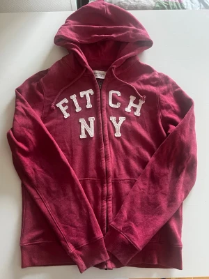 Abercrombie & fitch zip hoodie röd vinröd - Riktigt snygg och eftertraktad Abercrombie zip hoodie. fint skick inga fel storlek M kan ta mått vid behov. Endast 398kr ej hugget i sten kom gärna med frågor och prisförslag har även mycket mer liknande i min profil alla storlekar kolla gärna stor rabatt vid köp av flera 😁✌️