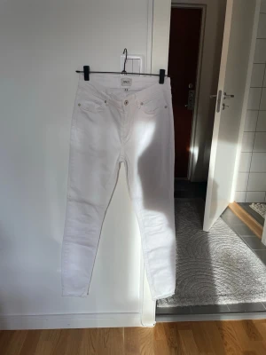 Vita jeans - Vita jeans med frans nertill från Only i strl M/32. Använda fåtalet gånger så i jättefint skick 