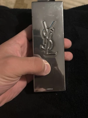 YSL L'Absolu parfym Sample - Säljer Samples av en elegant Yves Saint Laurent Parfym. 2 ml, 5 ml och 10 ml. En lite fin blommig parfym med lite citrus och Patchouli. 49kr, 89kr 149 kr. 