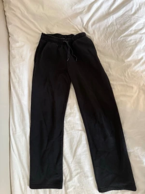 Svarta mjukisbyxor  - Svarta mjukisbyxor med rak passform och elastisk midja med dragsko. Byxorna har sidofickor. Från Gina tricot i storlek XS. Pris kan diskuteras!