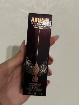 Airbrush Flawless Setting Spray Charlotte tilbury  - Airbrush Flawless Setting Spray från Charlotte Tilbury. Ger en fräsch och hållbar finish som håller sminket på plats hela dagen och natten. Innehåller 34 ml.