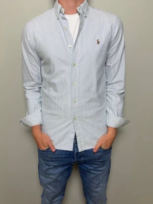 Ralph Lauren Skjorta - Hej! Säljer nu denna snygga Ralph Lauren Skjorta! Storlek S och i modellen Slim fit. Ny pris= 1799kr, säljs för 550 kr! 