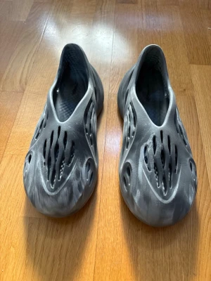 Yeezy Foam Runners - Säljer ett par Yeezy Runners. Lätta och bekväma att dra på sig, perfekta för chill dagar hemma eller ute. Unisexmodell med cool look.