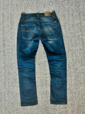 Nudie jeans - Nudie jeans sitter som average Joe: modellen är 180/68kg