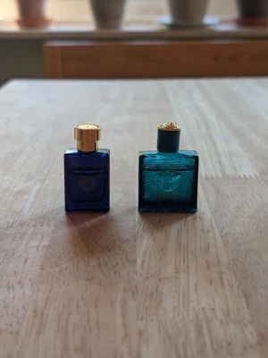 Versace miniparfymer  - Versace Eros pur Homme edt och Versace Dylan blue pour Homme edt i miniatyr. Se bilder för hur mycket som använts. Tror de från början varit 4 eller 5 ml i varje. Perfekt om man vill testa dessa dofter innan man man köper stor flaska. Kolla gärna min profil, jag har fler parfymer. 