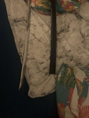 Katana svärd svart  - Säljer ett helt nytt katana svärd med värde upp till 3000. Svärdet har inget rost och kommer med fodral. Den har en fin design och är ett traditionellt kinesiskt svärd