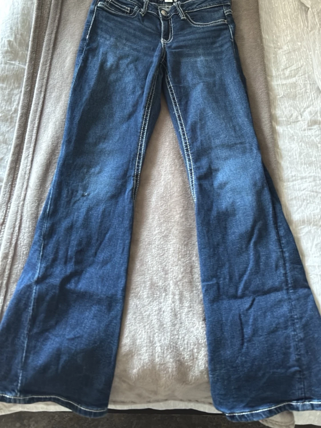 Mörkblå bootcut jeans med kontrastsömmar