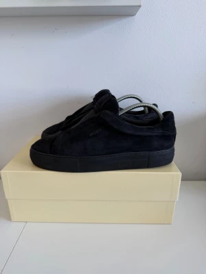 Axel Arigato skor - Arigato 360 laceless i storlek 42. Box och dustbag finns. Tveka inte på att fråga vid funderingar.