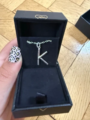 Maria nillsdotter halsband bokstav - Säljer ett jätte fint silver halsband från Maria nillsdotter som jag har använt runt 2 till 4 och är storlek 50. Du får påsen asken och lådan och ett litet kort så de lägsta jag kan sänka till är 1700 inte mindre. Tänk på att det är helt nytt in princip och du får lådan och asken gratis❤️