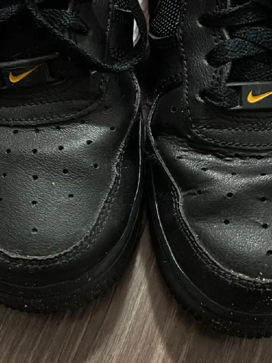Nike Air Force 1 svart/guld sneakers - 2