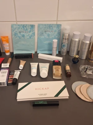 Stort sminkpaket med allt möjligt - Vid intresse skriv så skickar jag en lista på allt och bilder. Men i korthet innehåller det mascaror torrshampon, en parfym, sminkverktyg m.m