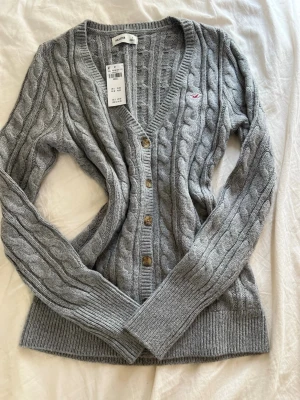 Hollister kofta  - Samma med denna som den andra hollister koftan så köpte jag den i en för stor storlek och vill sälja så jag kan köpa en ny i rätt storlek💕 HELT NY fick hem koftan idag!!!