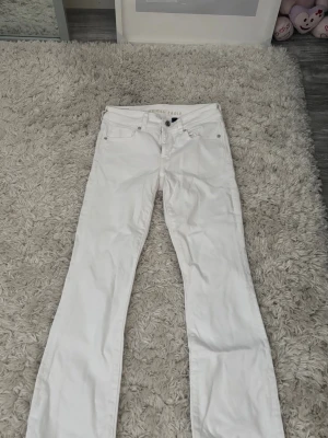 Vita jeans från American Eagle - Snygga midwaist vita jeans från American Eagle som är bootcut och i storlek Xs så så fina!💕💕