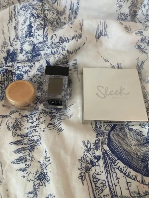 Olika highlighters och glitter  - Säljer en highlighters och olika glitter till sminket. Olika märken som tex Sleek makeup och make up store. Pris kan diskuteras!!