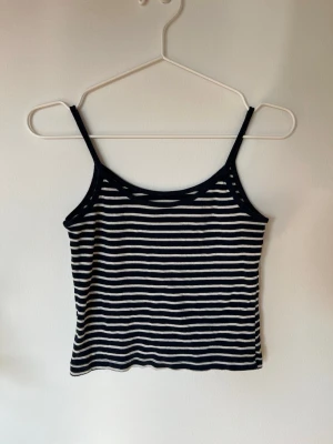 Randigt linne från Brandy Melville - Randigt linne från Brandy Melville. One size men passar xs/s