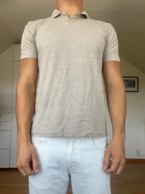 Beige piké  - Beige piké från märket Bläck. Tillverkad i 100% bomull. Strl S. Det står ”Conrad B” på lappen. Annars inga defekter. Modellen är 178 cm och väger 77 kg. Hör gärna av dig vid frågor!