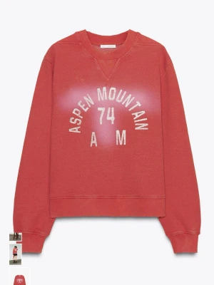 Röd sweatshirt  - Cool röd sweatshirt med tryck. Tröjan har rund halsringning, ribbade muddar vid ärmslut och nederkant samt avslappnad passform. Har lite svarta prickar på ärm