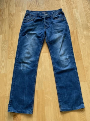 Dolce Gabbana jeans  - Snygga blå jeans med raka ben och diskreta slitningar framtill och baktill. Klassisk femficksmodell med ljusare tvättade partier och detaljer på bakfickorna. Tillverkade i denim som ger en avslappnad look.