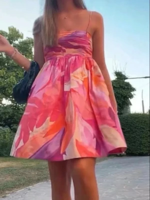INTRESSEKOLL Eftertraktad h&m klänning - INTRESSEKOLL Storlek s 