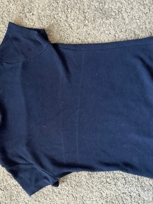 Mörkblå enkel t-shirt - En basic mörkblå t-shirt i mjukt bomullstyg. T-shirten har klassisk rund hals och korta ärmar, perfekt för en clean och avslappnad stil. Passar till det mesta och är lätt att matcha med andra plagg.