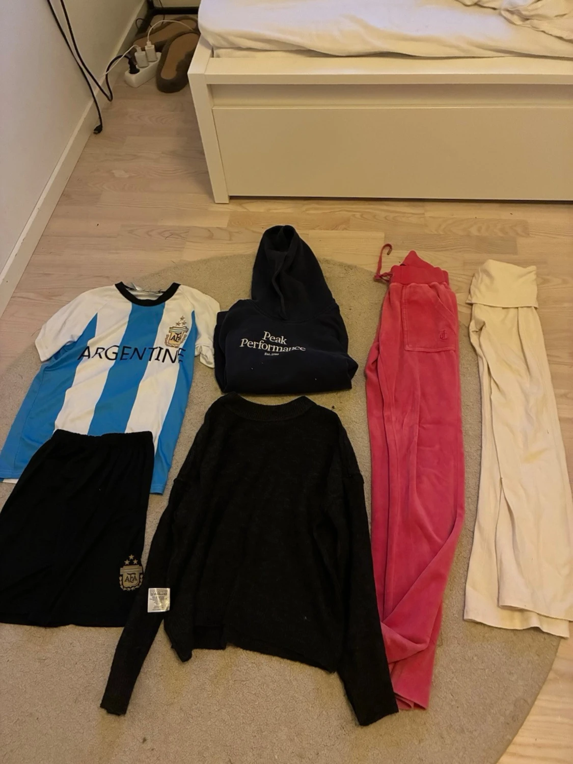 Klädpaket med toppar, tröjor och byxor - 1