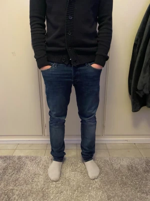 Jack & Jones jeans - Feta mörkblå jeans från Jack & Jones. Inga slitningar eller defekter. W32 L32. Sitter bra och skönt.