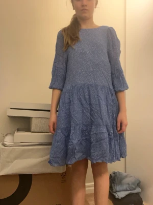 Blå kortklänning med blommigt mönster - Söt blå klänning med små vita detaljer, kan Schustera ärmarna lång-kort. Som ny storlek S 