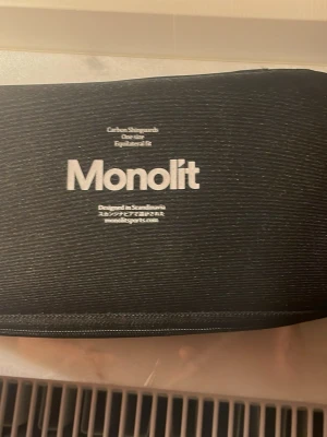 Monolit benskydd i kolfiber - Säljer ett par svarta benskydd från Monolit i kolfiber. De är one size och har en lätt, smidig design med equilateral fit. Perfekta för dig som vill ha riktigt lätta och tåliga benskydd till träning eller match. Världens Lättaste Benskydd enligt fakta