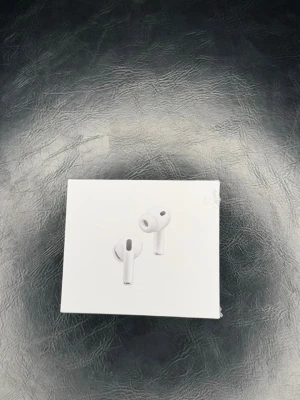 Apple AirPods Pro trådlösa hörlurar - Säljer ett par vita Apple AirPods Pro gen 3 i originalförpackning. Hörlurarna är trådlösa in-ear-modeller med stilren design och silikonproppar för bra passform. Perfekta för musik, samtal och gaming. Klassisk Apple-kvalitet och snygg minimalistisk look.